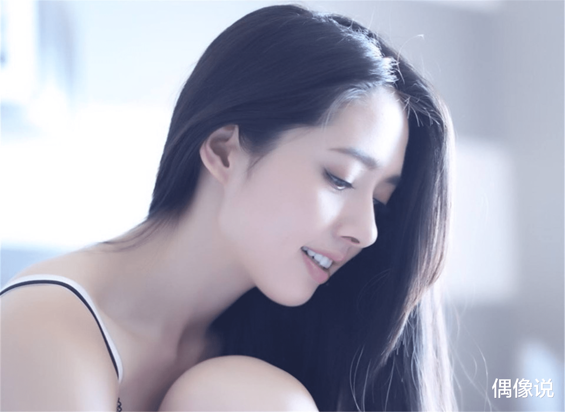 郭碧婷|郭碧婷刚出月子就烫染头发，新发型很妩媚，但产后发质真实