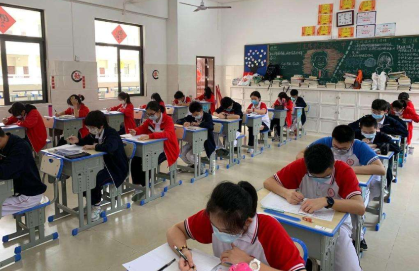 ##学生在校发烧37.5度,送到医院检测为新冠,那费用应该谁承担?