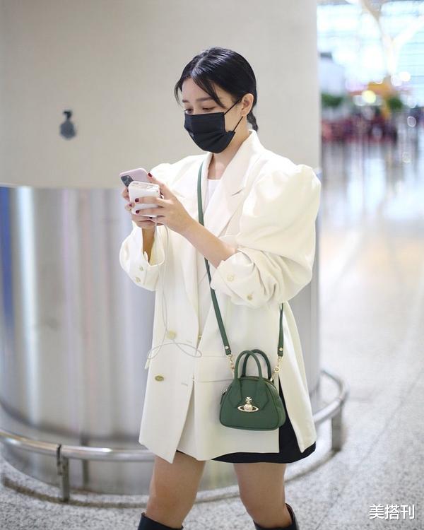 阚清子|阚清子被经纪人逼着减肥后现身，穿白西装高筒靴，腿确实要减减了