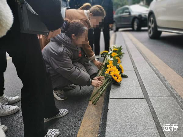 远荐|重庆跳楼者砸死俩女生！家属向酒店索赔17万！因窗户不合格！