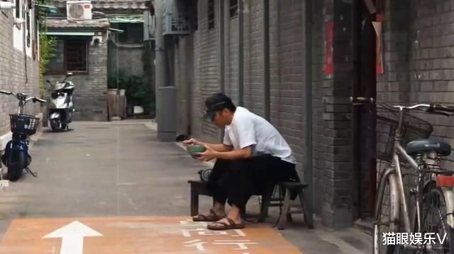 谢霆锋|40岁谢霆锋蹲巷口吃面,踩凉拖越来越像老大爷,身边仍不见王菲