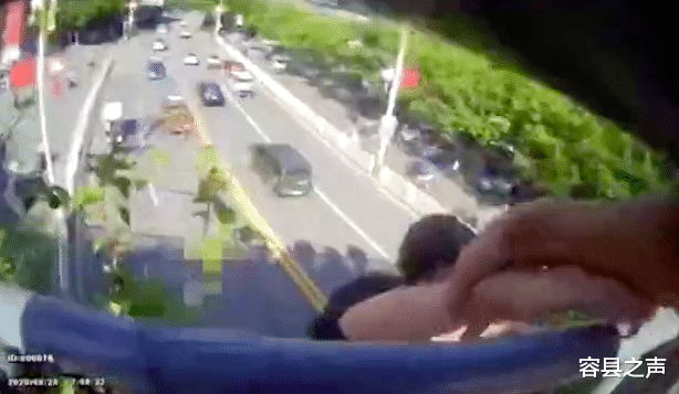 容县之声|下午5点！广西一天桥上女孩欲跳桥轻生，因为父母双亡！