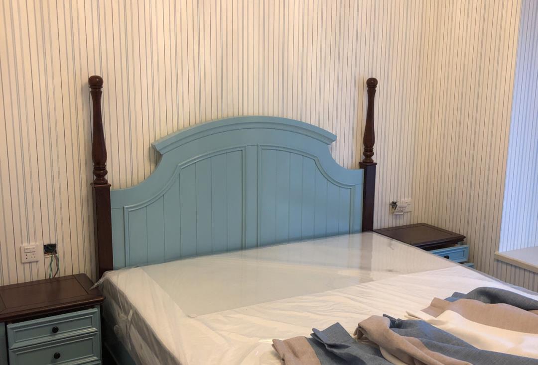 |她家108平精装房改造成地中海风格，墙面贴条纹的壁纸让人羡慕！