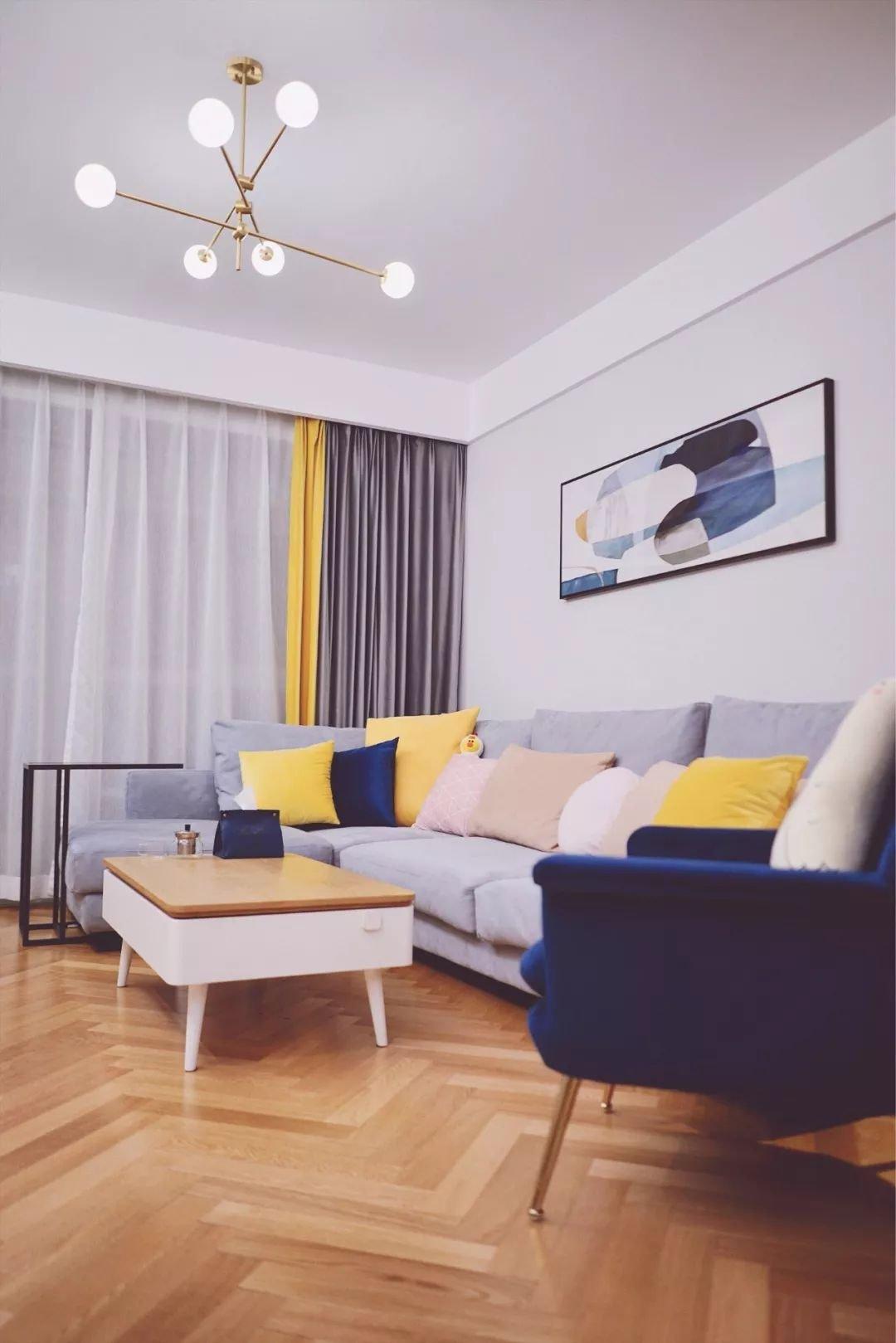 |越来越多人客厅不装吊顶了，现在流行这样装，省钱又大气