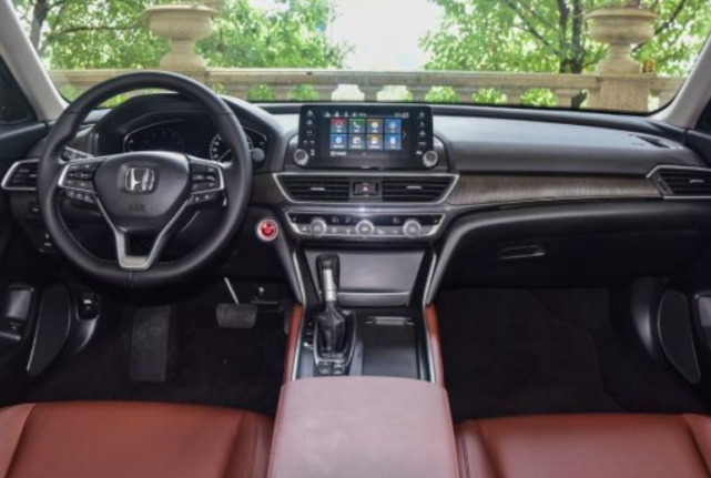 「国产车」“大号思域”终于上市！比雅阁彰显运动，大溜背帅气，还便宜2万