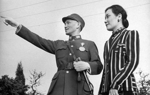 「宋美龄」与蒋经国夺权失败,宋美龄携巨款移居美国,逝世时只留下12万遗产