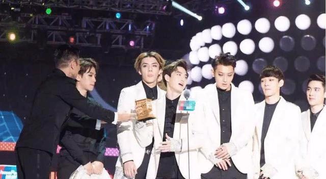 『刘德华』当初被刘德华双手颁奖,小鲜肉却单手接奖满脸不屑,他现状如何?