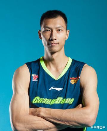 『易建联』易建联一身腱子肉，当被问嫁给他是何感受？妻子荆灵率真让人脸红