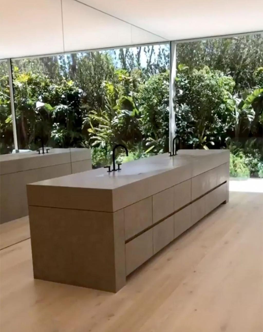 她被嘲讽太穷，一气之下晒出豪宅，结果她的冰箱，比你家都大