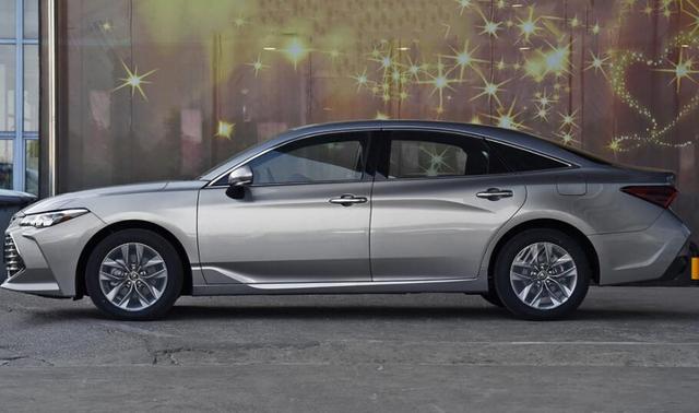 丰田|丰田终于低下高傲的“龙头”，高速稳如高铁，油耗4.3L，销量暴涨282%