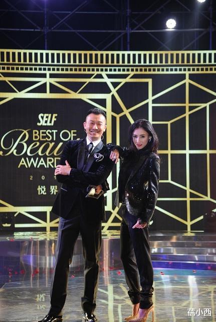 穿衣搭配■40岁张柏芝真不显老！一身黑穿搭配红唇，网友：这么多年没老过