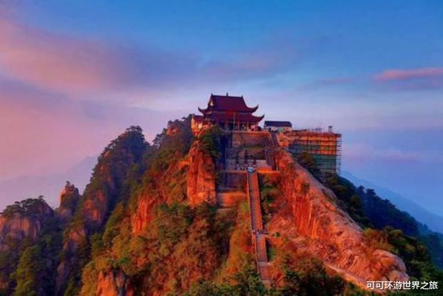 「九华山」一个很大的地藏王菩萨像，耗费巨资打造，就坐落在我国