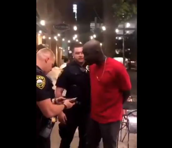【美国】美国2名警察扭住一名黑人,没想到对方是FBI特工,接下来一幕搞笑