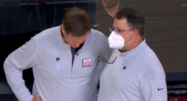 开拓者队|开拓者雪上加霜!利拉德抢断浓眉手指脱臼,落后30分沮丧怒摔毛巾