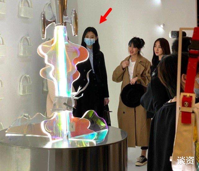 绝密使命|太壕了!王思聪逛艺术展像去超市买菜,直接订购村上隆作品就走