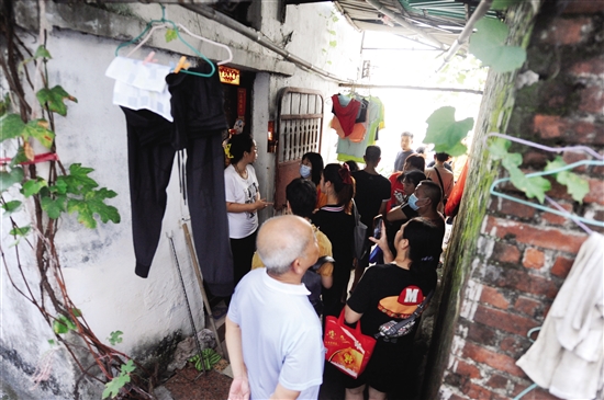 海珠|“桥中房”房主委屈落泪：“我不想从良民变成刁民，别再来骚扰”