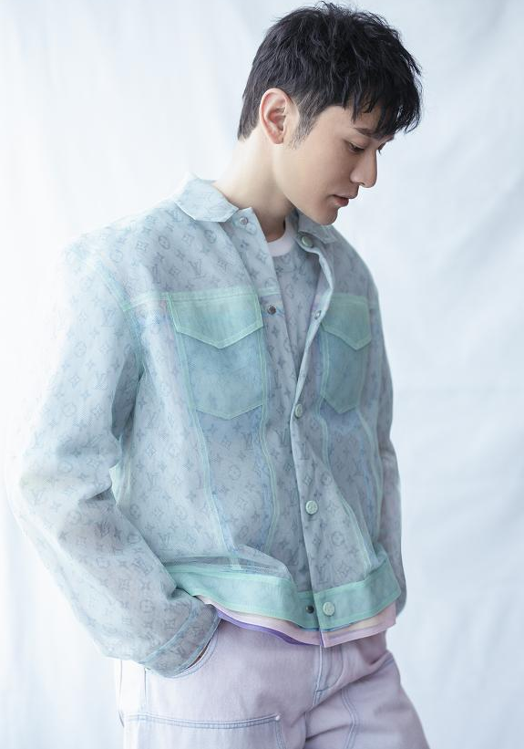 外套@有种“整容”叫黄晓明放下刘海，穿蓝外套配紫长裤，年轻不止20岁