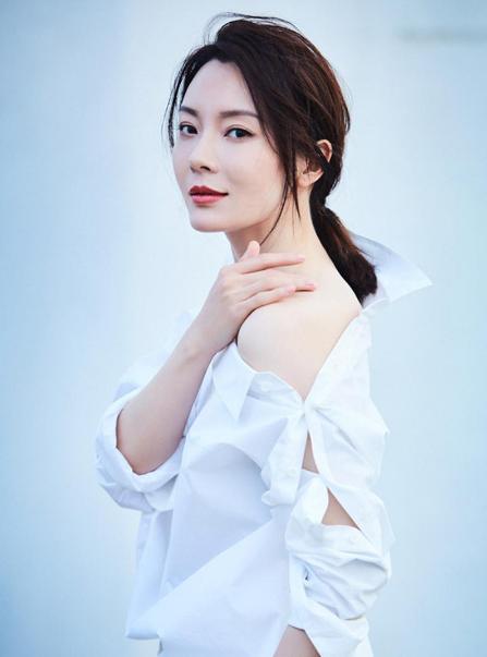 #穿衣搭配#陈数真不给后辈“留活路”，穿露肩装扎马尾美翻了，哪像43岁的人