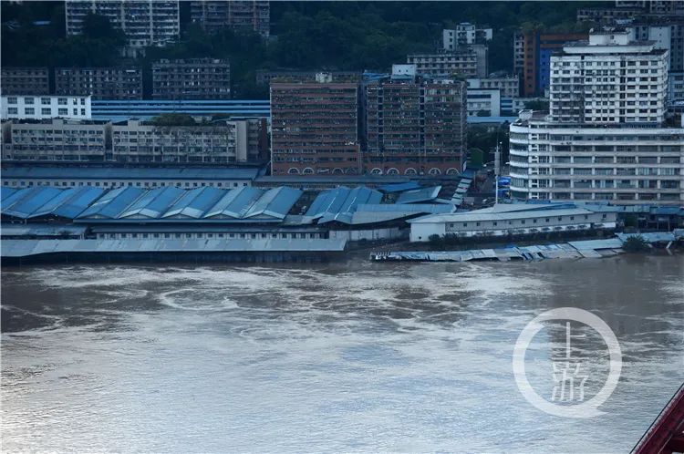 重庆晚报|直击两江洪水:朝天门门洞、渝尔代夫、洪崖洞车库被淹...