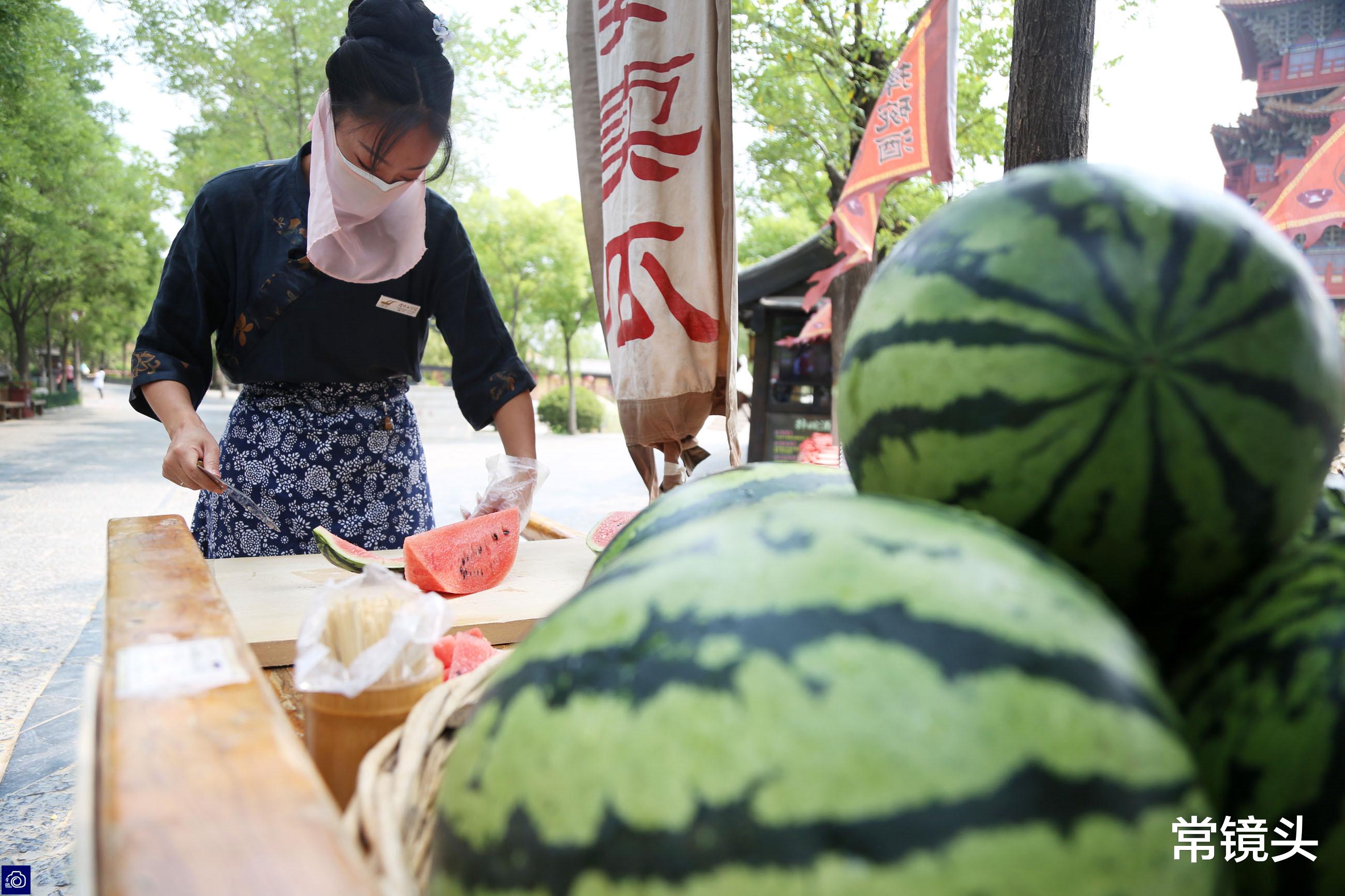 [摆摊]漂亮模特辞职摆摊卖西瓜，一年净赚20万，老公听说后辞职跟她打工