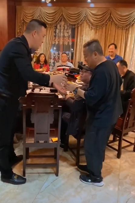 叶蓓|曾志伟与范伟聚餐照流出,曾志伟主动给全屋人敬酒,被指太卑微?