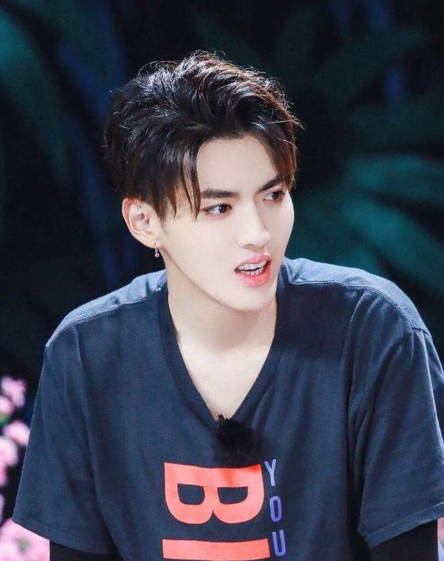 吴亦凡|谁还记得出道时的吴亦凡，那个在快乐大本营，留着寸头的清纯少年