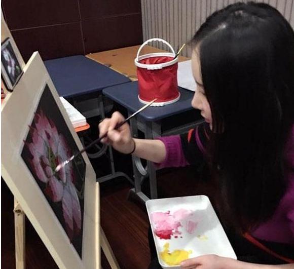 参观舒畅住的豪宅，如今几乎都是在家画画和插花，不拍戏也得很好