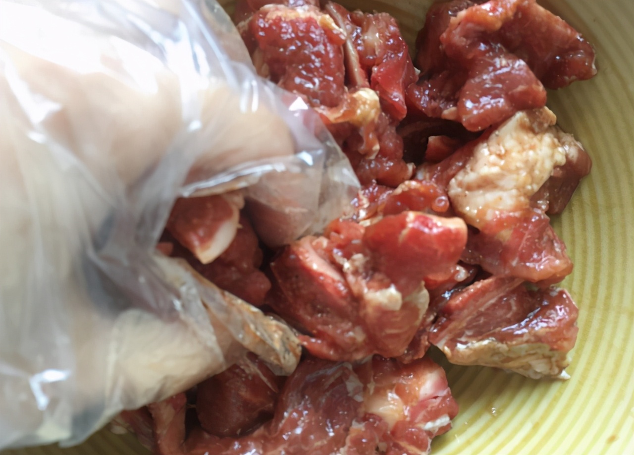 炖排骨|炖排骨时，千万别先下锅焯水，学会这2招，排骨鲜嫩无腥味！