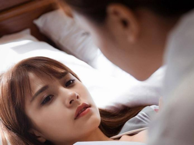 『关晓彤』华晨宇在关晓彤裙下做仰卧起坐,谁注意接下来的动作?高情商解围