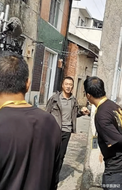 孙红雷|孙红雷为戏减肥成功，片场与张艺兴同框路透曝光，面相年轻十几岁