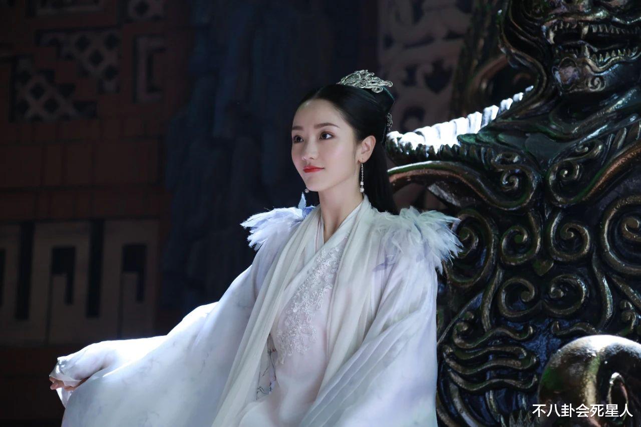 「肖燕」她被于正无意捧红，抢鞠婧祎戏跟杨超越争资源，演5部女主戏不火