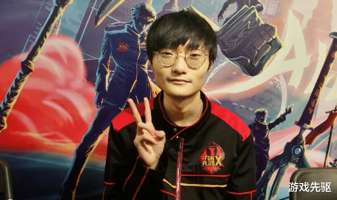 打野■FPX内部出大问题？打野小天被曝手伤严重，“鸡爪手”图惹人心酸！