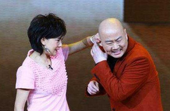 牛莉|牛莉:春晚一件粉红色大衣拍卖3万2引争议?随他去,我还是牛莉