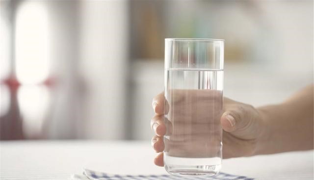 肾病|这样喝水，可能会亲手毁掉你的肾，劝你抓紧改，有人就是不听劝