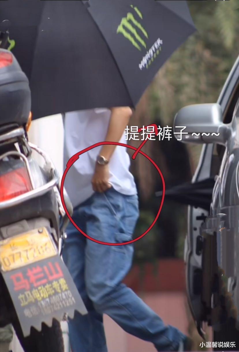 王一博|王一博回长沙也成了“炭烧兔爪”，录节目彻底晒黑了，裤子不合适不停的整理