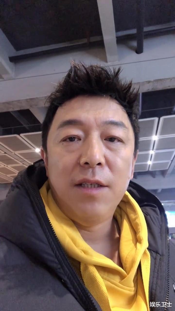 黄渤让黄晓明开车来接他去山东春晚,二人完美错过,到了高铁站都懵了