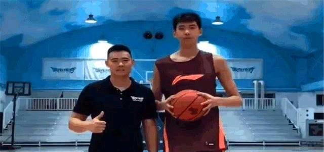 易建联■17岁2米20！臂展224cm超易建联，翻身跳投精通，姚明后继有人