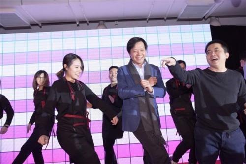 雷军@雷军在台上尬舞，结果马云在台下一脸兴奋样子，网友：注意雷军眼神！