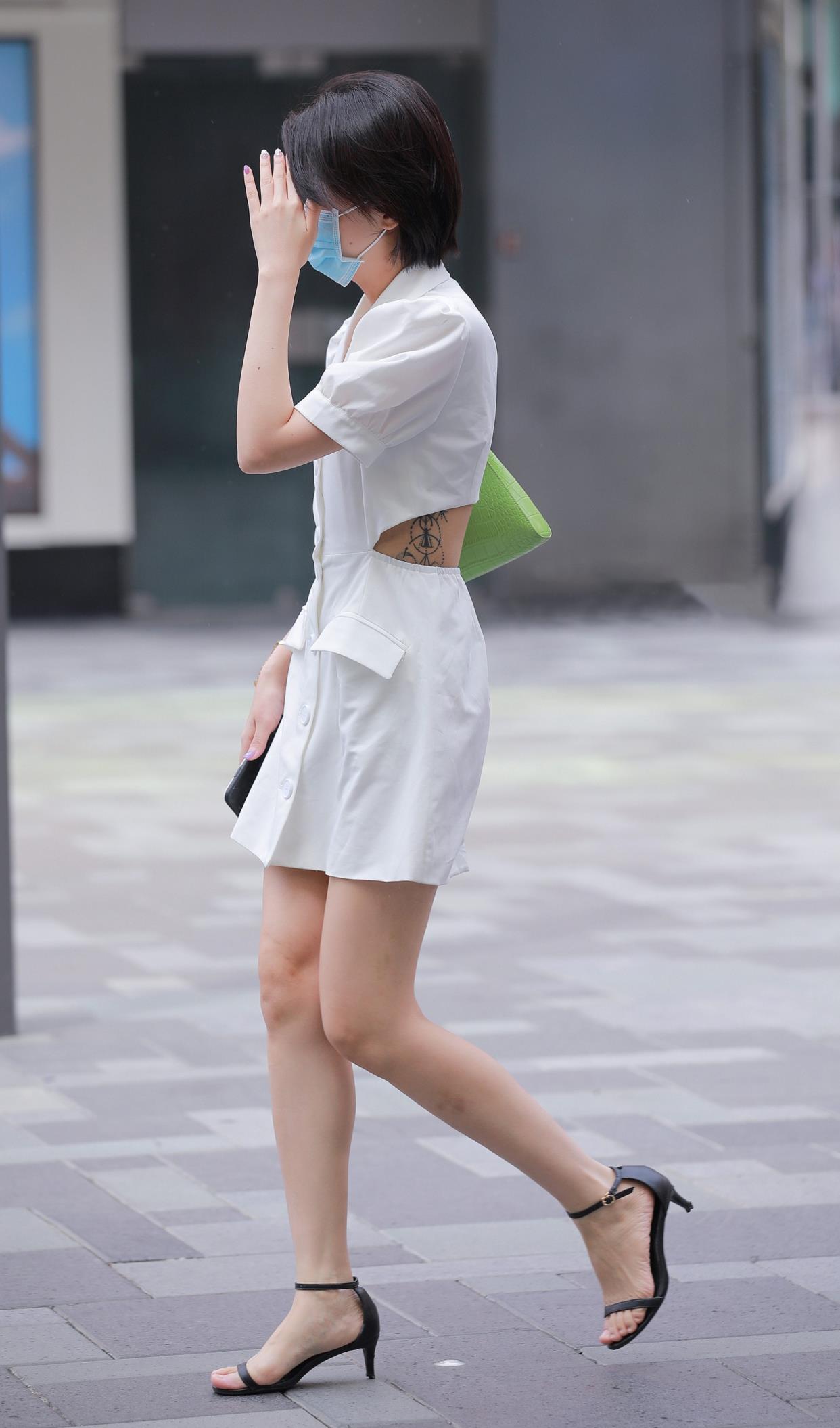 短发|精致干练的短发美女，白色西装裙搭配一字带细跟凉鞋，显成熟大气