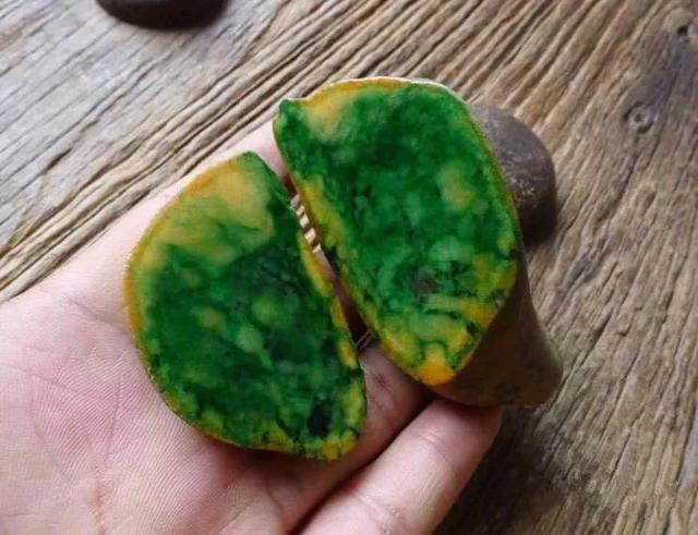 翡翠|老弟2万买的半斤翡翠原石,一刀开出黄绿色渐变翡翠,羡煞所有人