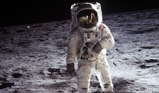 杨利伟|杨利伟上太空为何带把枪,怕遇到外星人?苏联的经历让人后背发凉