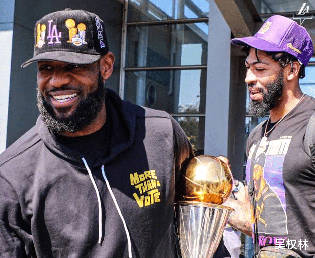 安东尼·戴维斯|回来了!湖人抵达洛城,浓眉做出留队承诺,老詹,让奖杯休息会吧