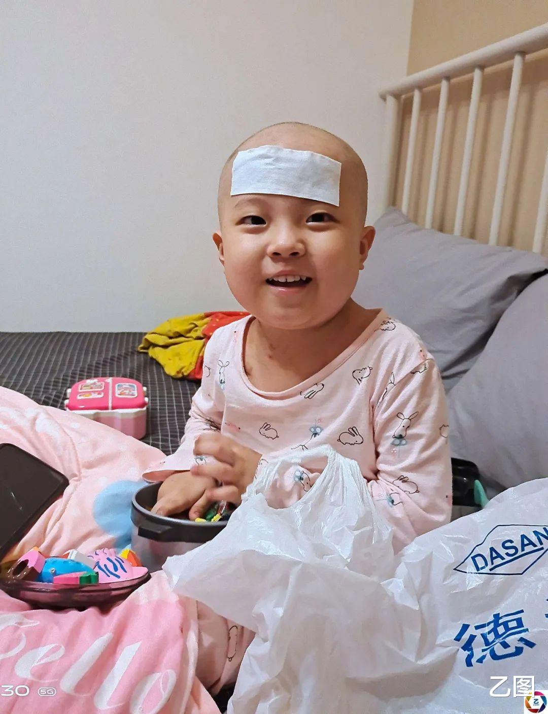 乙图|打工小夫妻双双失业，又遭女儿患病，无奈扮超人街头摆摊卖鞋