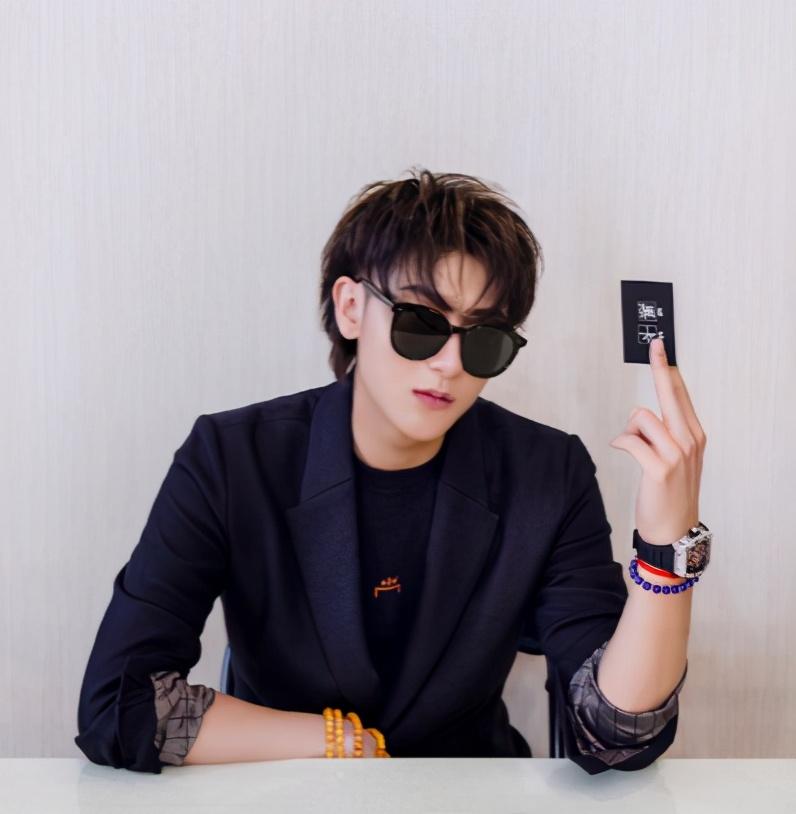 黄子韬|黄子韬又秀私人飞机,内部空旷一眼望不到头,装修精致胜豪华房车