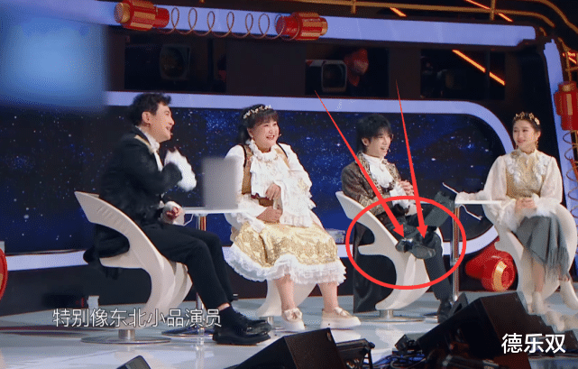 『吉娜·爱丽丝』王牌天天不扫地吗?吉娜扑倒后,看到华晨宇的鞋底,懵了!