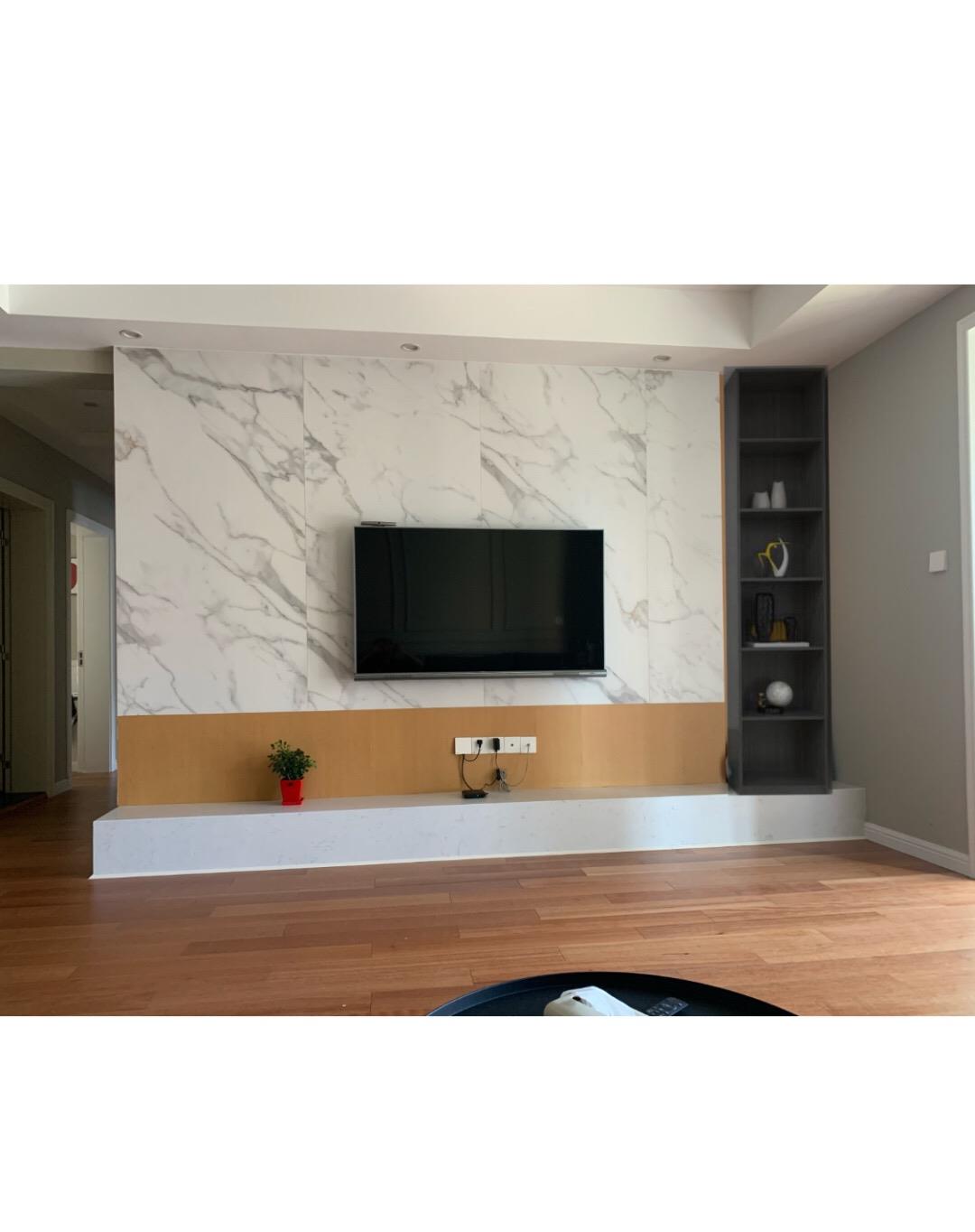 【】她家辛苦一年才完工，效果还不错，二次改造电视墙后实用又大气！