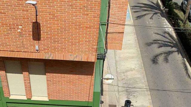 |邻居家不时传出臭味,警察进屋在浴缸里发现女性尸体,已死亡4个月