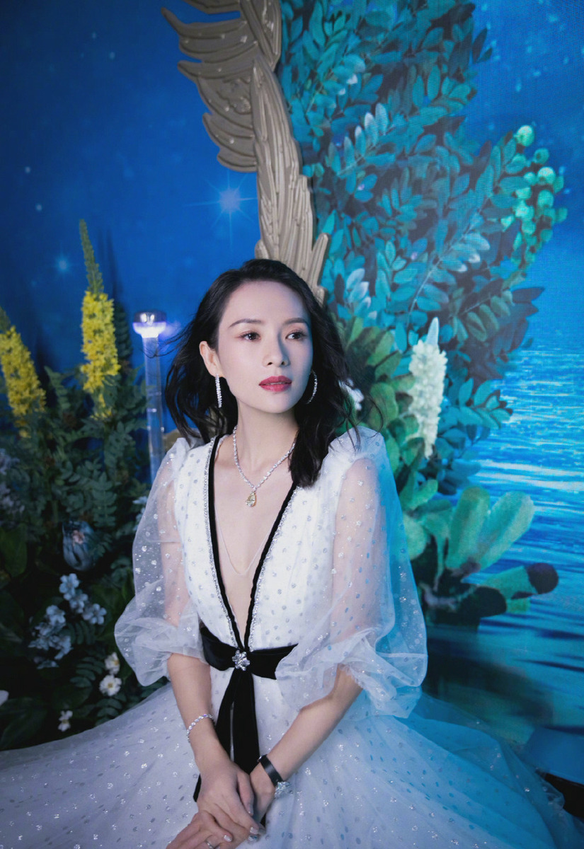 章子怡|章子怡挑战深V波点裙，气质越发温柔，“妈妈风”拍照姿势引热议