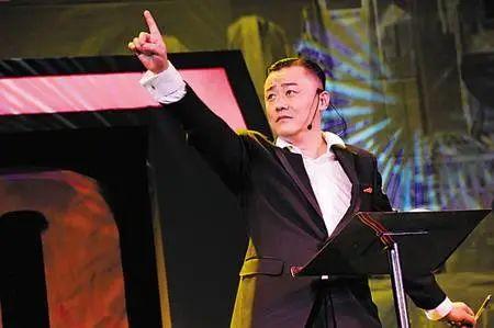 周立波|14岁成传奇，19岁名满上海滩，打瞎岳父傍富婆，周立波现在怎样了