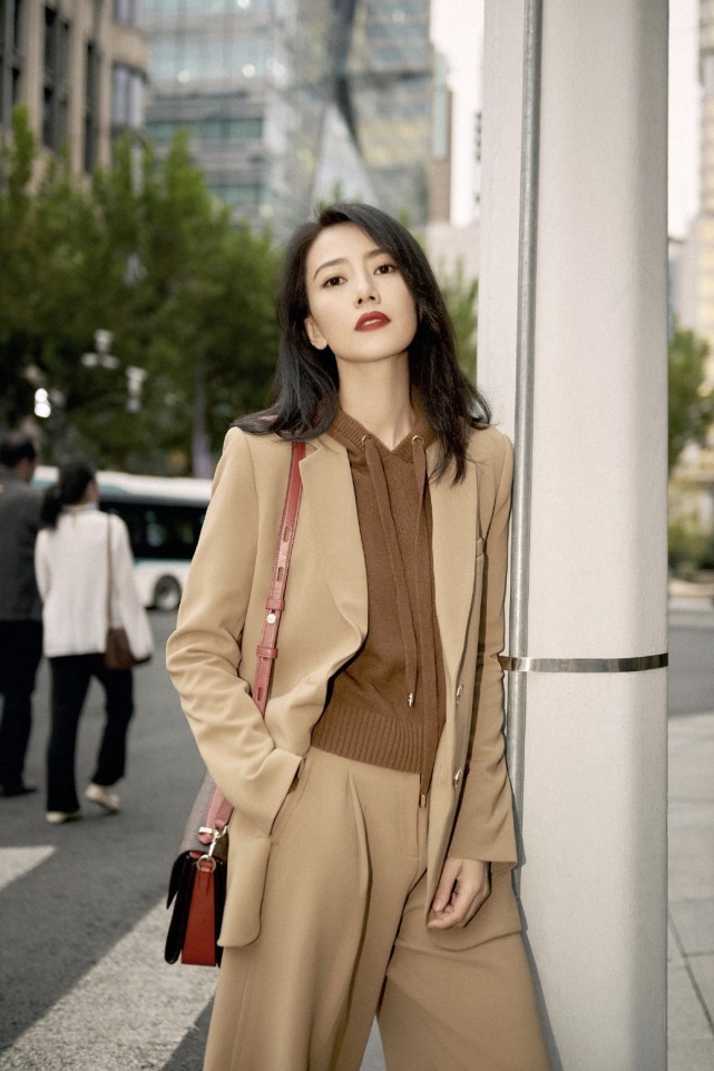 高圆圆|高圆圆秋日大片曝光！卡其西装氛围感十足，不愧是国民女神